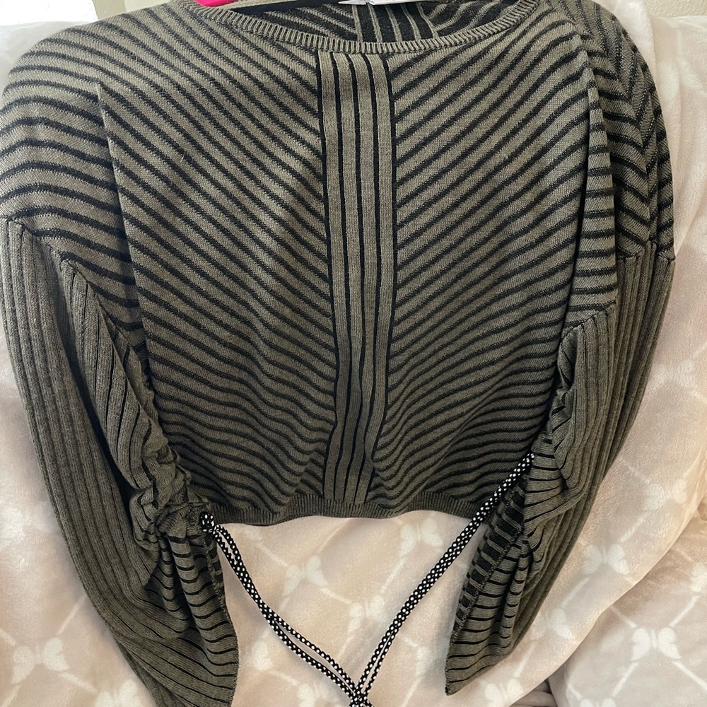 Noisy may Gray Ruched Ribbed Crop Blouse